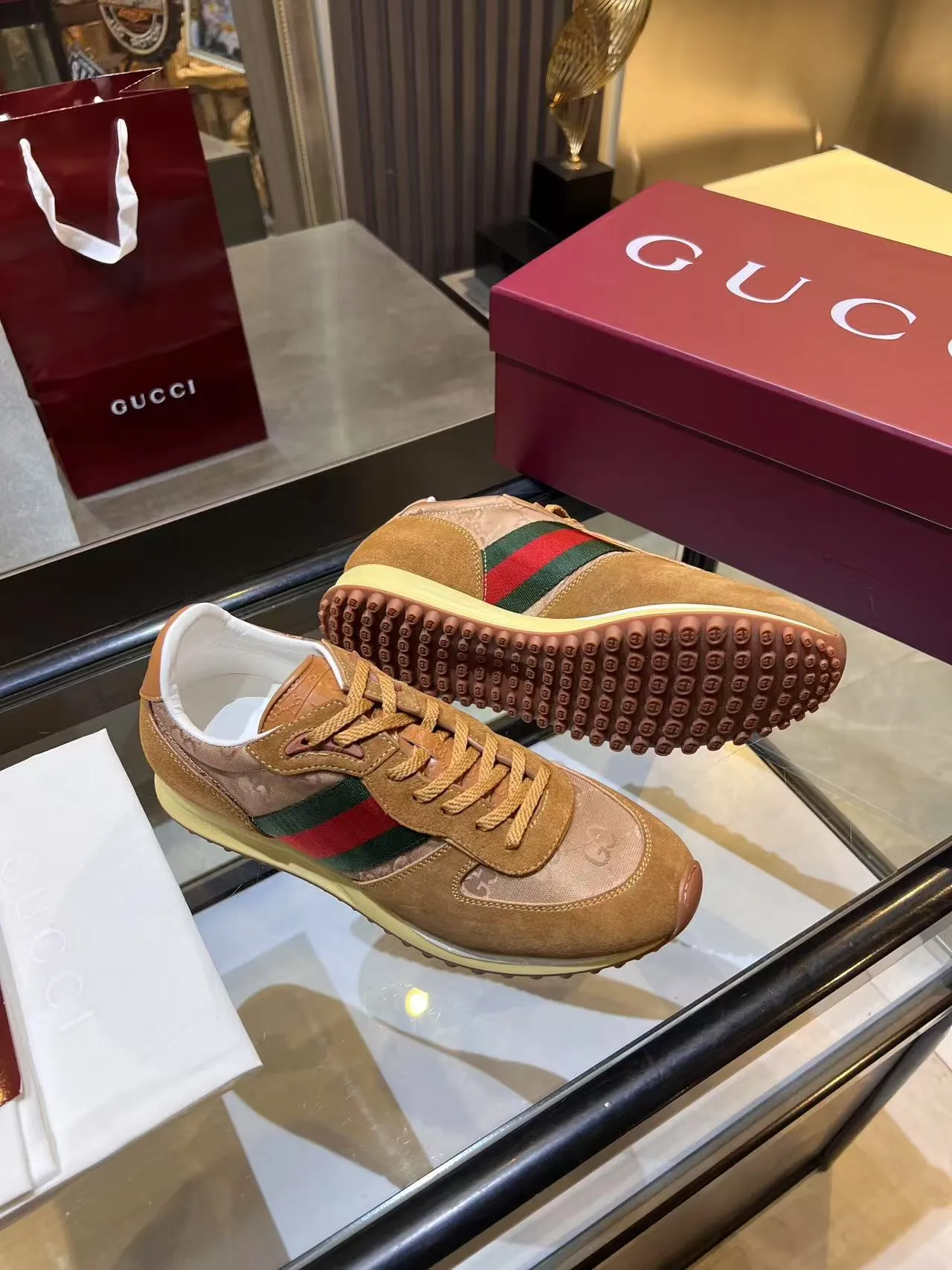 [G Home] P: 660💰 Men's Size: 40-44 (45 customized) Gucci Gucci Top version Latest catwalk style Re-Motion series Thick-soled casual sneakers Original purchase development and production This sneaker has a detachable and adjustable ankle strap, adding a dynamic item to the 2025 spring and summer series. The light and flexible outsole has been specially treated and is filled with a strong retro style. Exquisitely packaged at the delivery counter🛍📦 ▪️Fabric: Original customized imported first-layer cowhide ▪️Inner lining: Original customized breathable mesh ▪️Sole: Original molded TPU material ▪️Sole thickness: 3.5CM